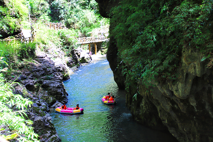 游客緊握扶手，在湍急水段尖叫歡呼，體驗“浪尖上的蹦極”。王琨榮攝