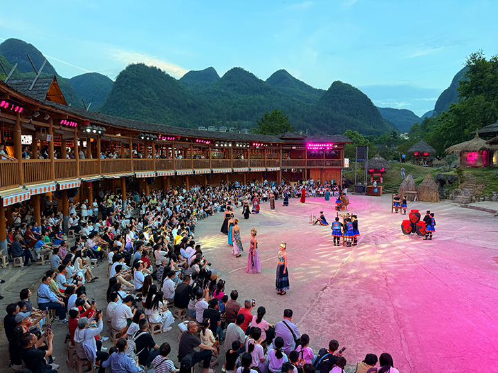 1 全新升級的《瑤山·瑤人》實景演出生動展現瑤族生活畫卷，場場座無虛席?，幧焦耪皡^供圖