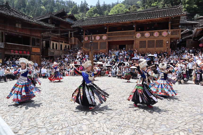 郎德苗寨歌舞表演。