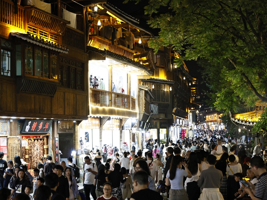 西江千戶苗寨熙熙攘攘的游客。