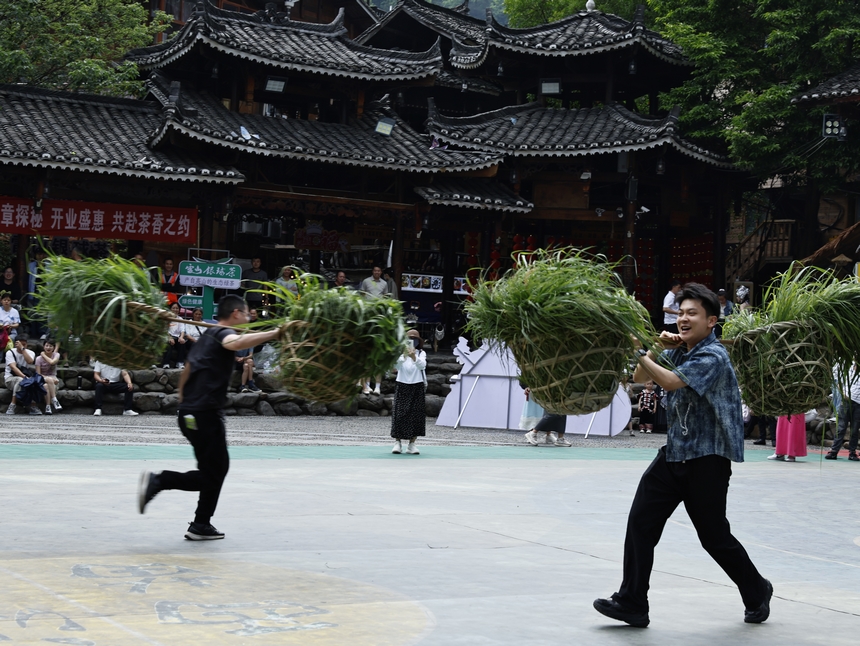 西江千戶苗寨游客在挑戰挑草接力賽。