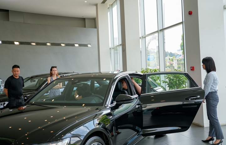 貴州君奧奧迪4S 店客戶在試車。沈建華 攝.JPG