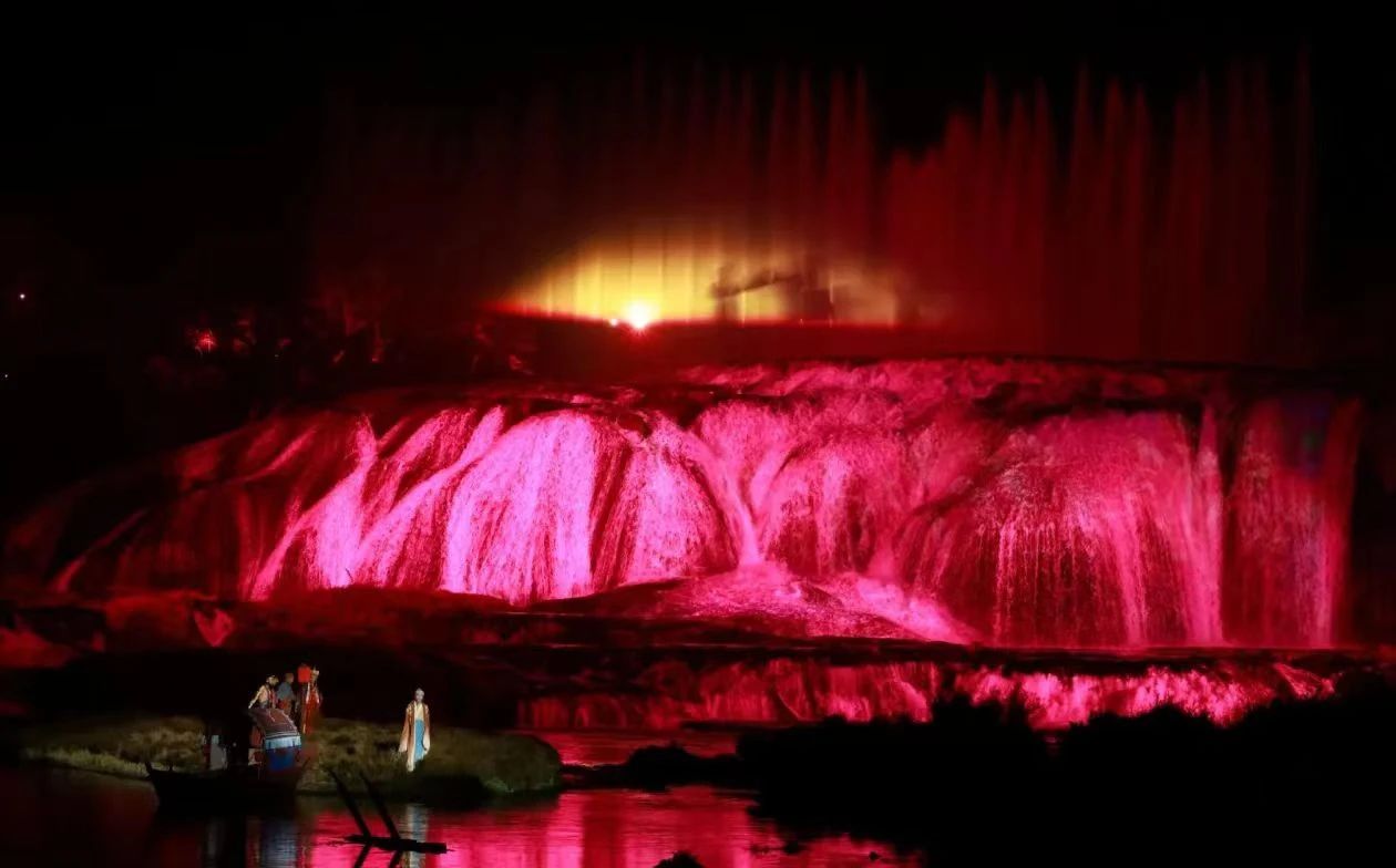 黃果樹旅游區夜游人氣爆棚.jpg