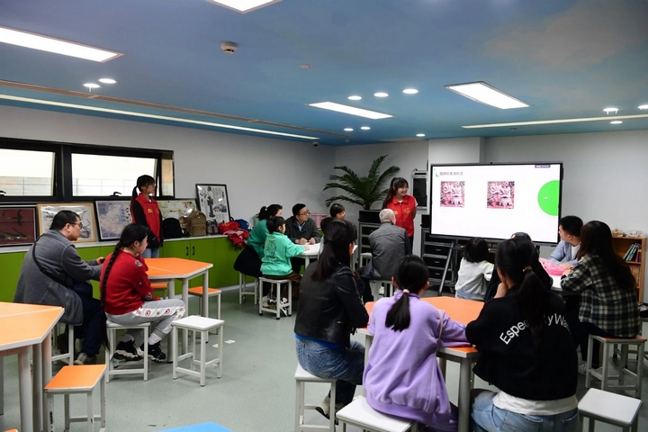 2、 貴州省地質博物館內，“非遺醒獅慶五一·巧手傳承勞動美”活動。.jpg