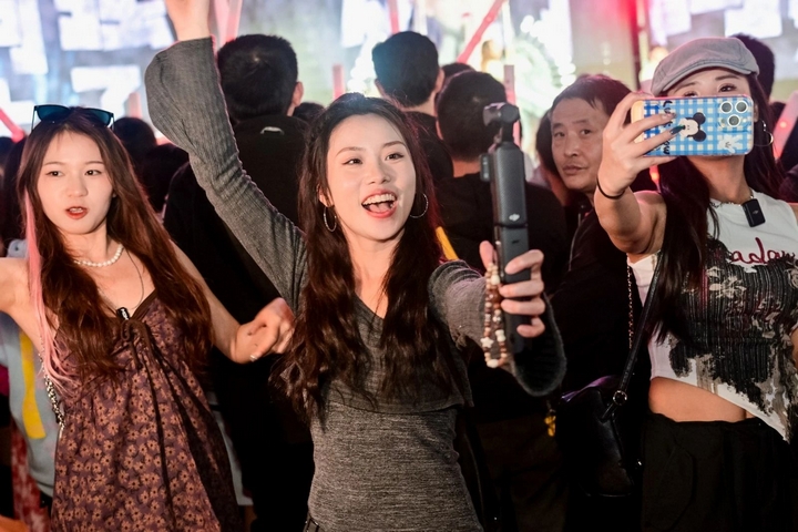 5、 市民在活動中合影留念。.jpg