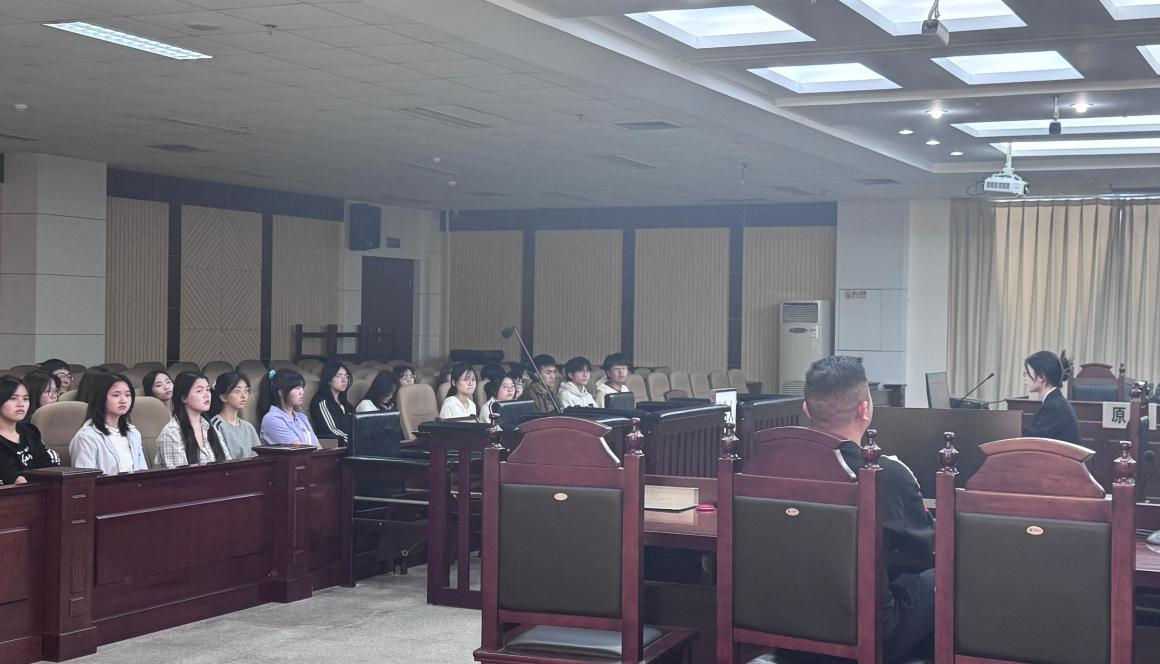 花溪法院：法庭現場悟法治 學法明理塑青春。