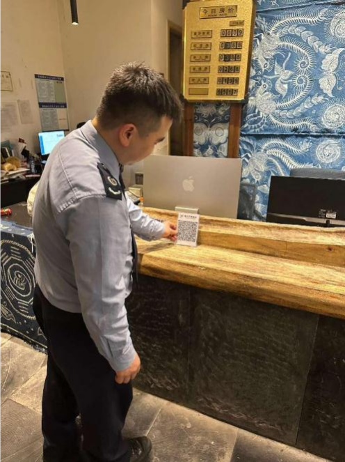 西江苗寨景區工作人員正在擺放碼牌。