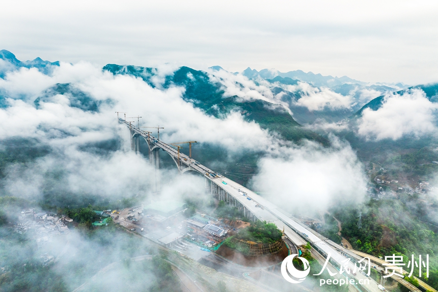 建設中的納晴高速六枝特大橋。人民網記者 涂敏攝