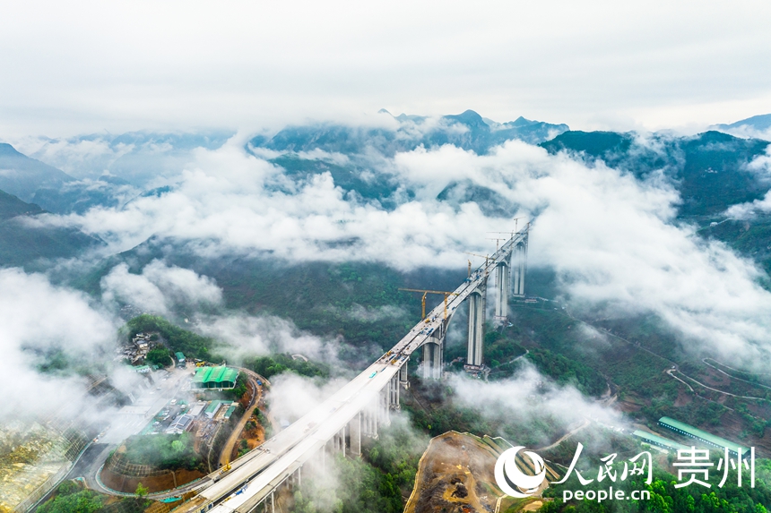 建設中的納晴高速六枝特大橋。人民網記者 涂敏攝