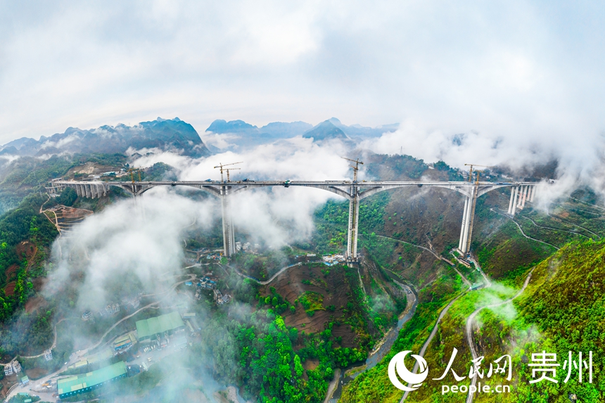 建設中的納晴高速六枝特大橋。人民網記者 涂敏攝