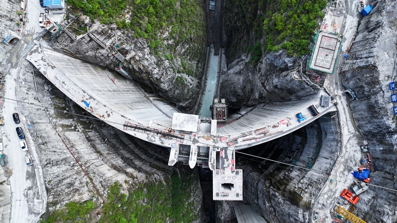 凹水河水庫建設現場建設者們奮戰一線 確保項目早日完工。