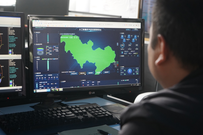 在金沙縣氣象局，工作人員緊盯每個天氣過程，密切監測天氣演變。