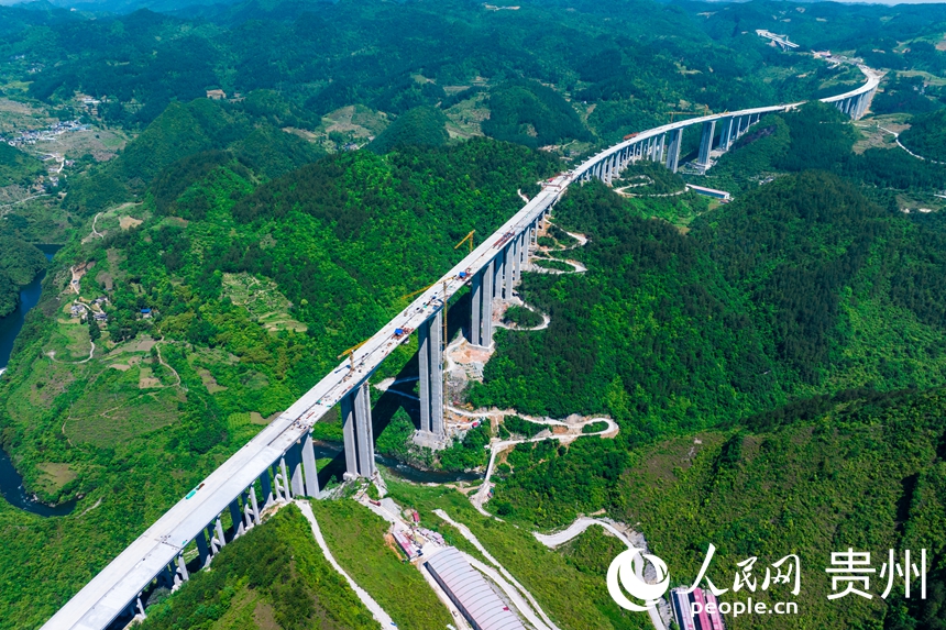 貴平高速南明河特大橋建設現場。人民網記者 涂敏攝