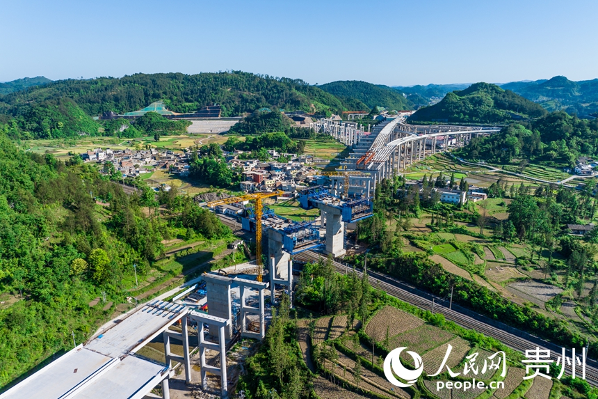 建設中的貴平高速底至特大橋及昌明樞紐。人民網記者 涂敏攝