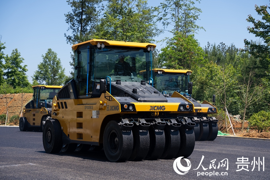 貴平高速路面1標K15段正在進行瀝青下面層攤鋪施工。人民網記者 涂敏攝