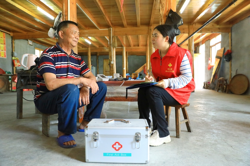劍河縣家庭醫生服務團隊在了解村民身體情況。楊潔茹攝