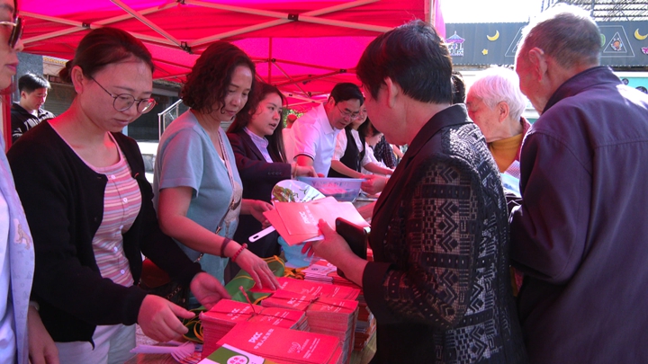 發放宣傳手冊。