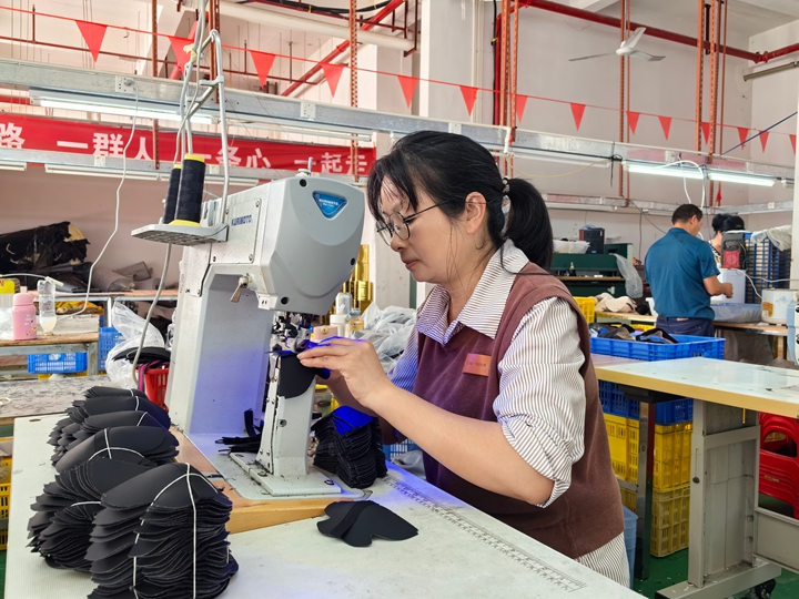 工人們正在生產產品。