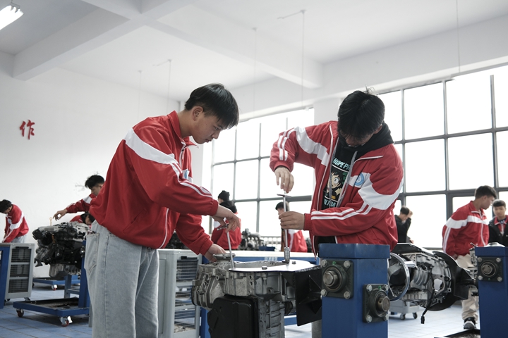 畢節工業職業技術學院學生實訓。