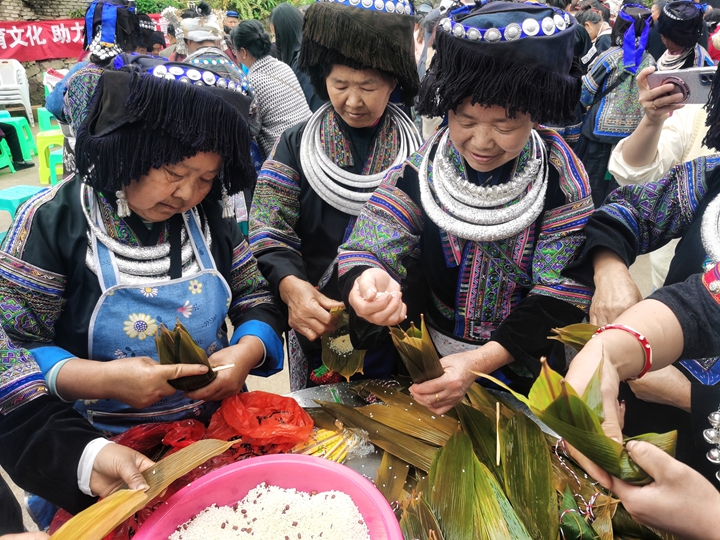 苗族同胞制作五色糯米飯現場。