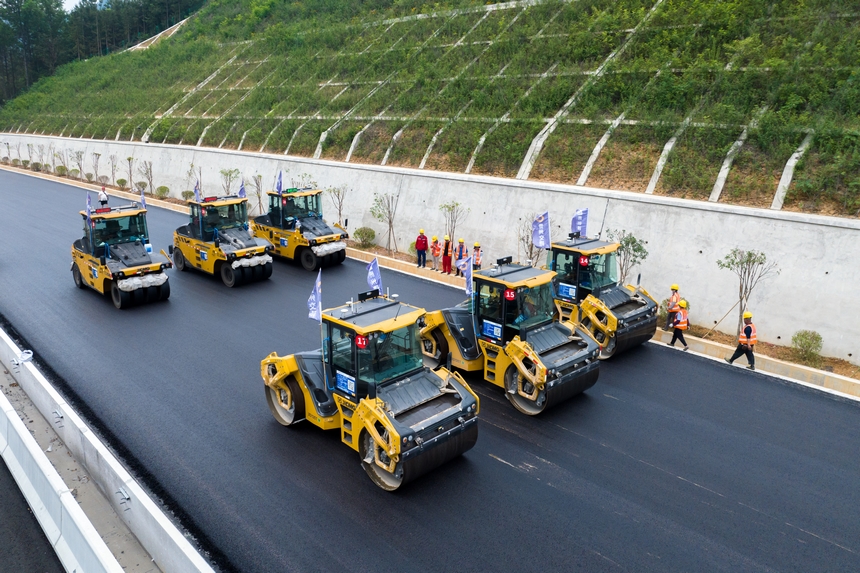 施工現場正在工作的無人駕駛壓路機。人民網記者 涂敏攝