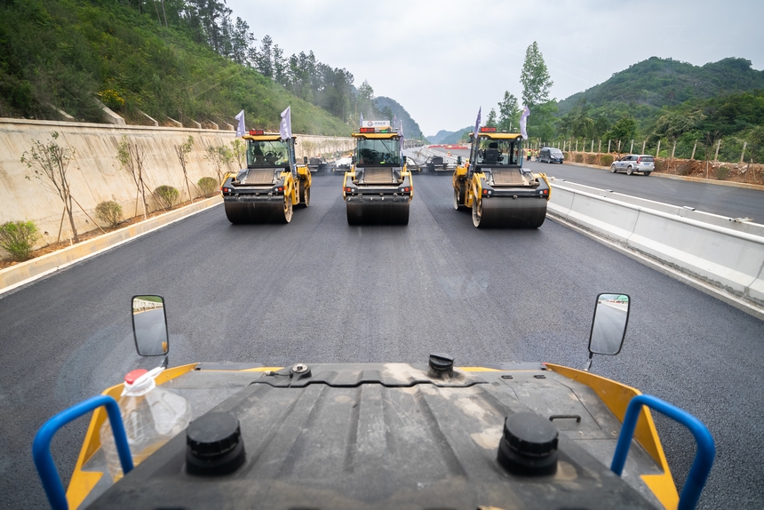 施工現場正在工作的無人駕駛壓路機。人民網記者 涂敏攝