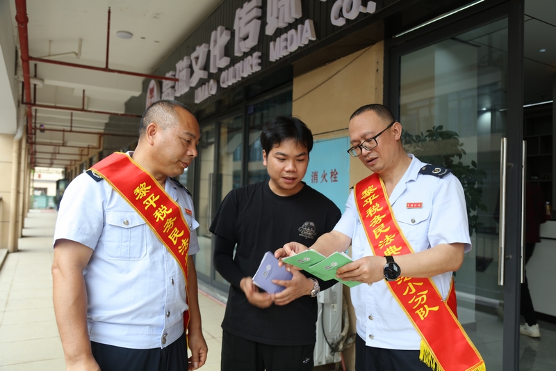5月14日，黎平縣稅務局走進黎平縣離貓文化傳媒有限公司開展“網絡主播依法誠信納稅一堂課”宣傳活動，圖為稅務人員向企業法人講解直播行業涉稅政策。