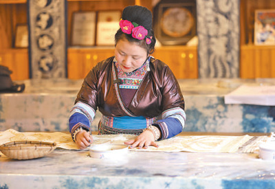 陸勇妹展示蠟染技藝。吳光輝攝