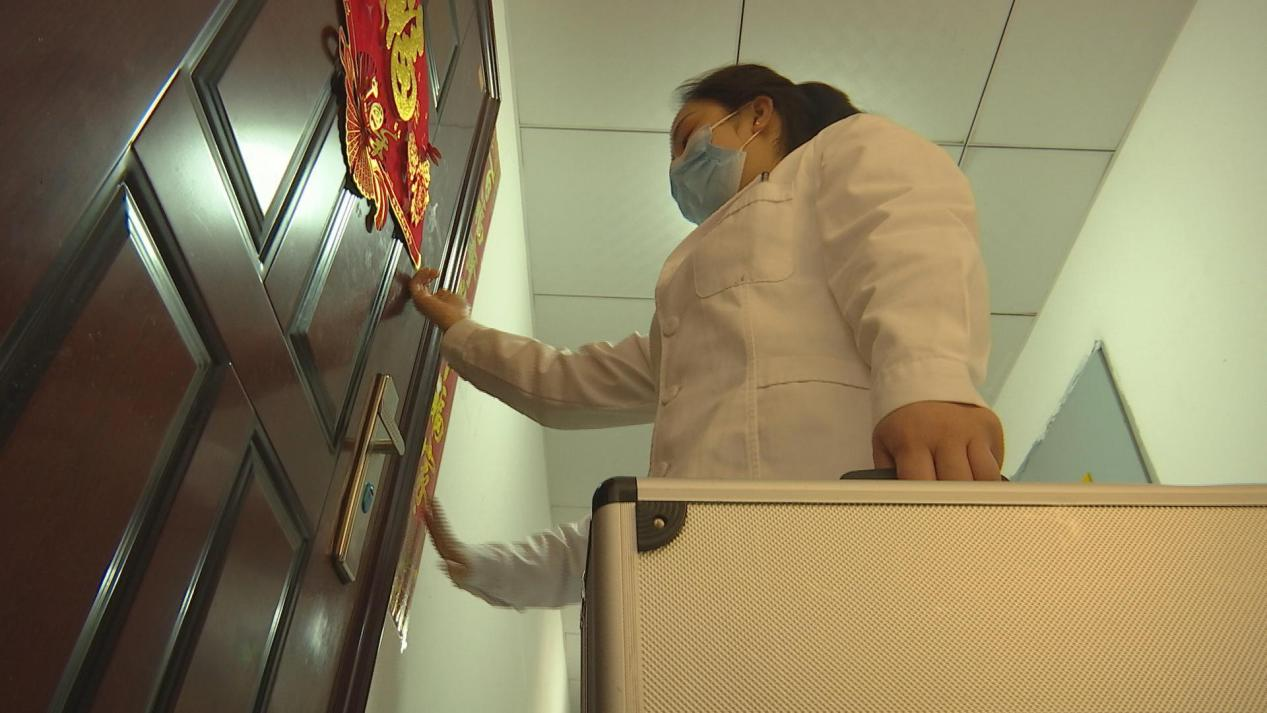 醫生上門為失能老年人開展“健康敲門行動”。