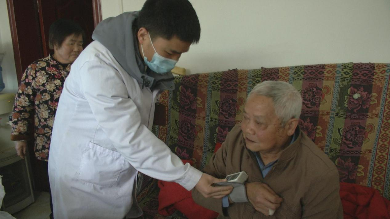 醫生上門為失能老年人開展“健康敲門行動”。
