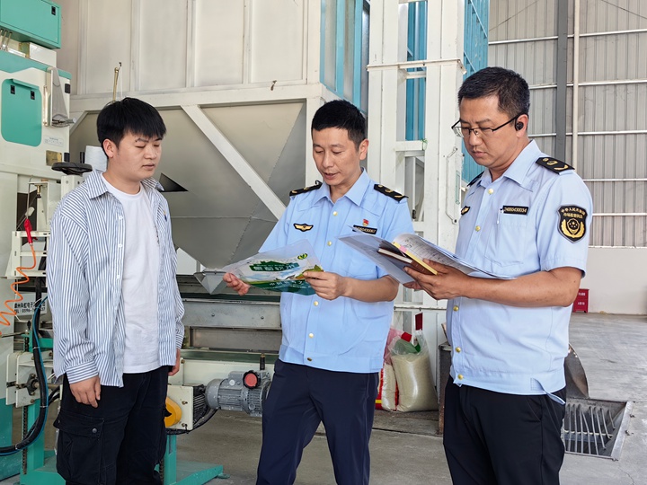 石阡縣市場監管局工作人員在企業走訪，了解生產和知識產權質押融資情況。