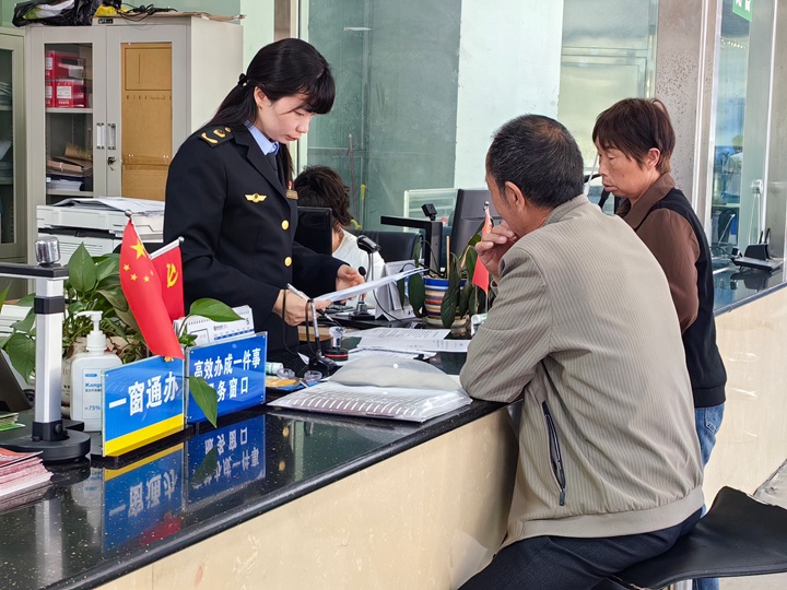 在政務大廳，工作人員正為群眾辦理業務。