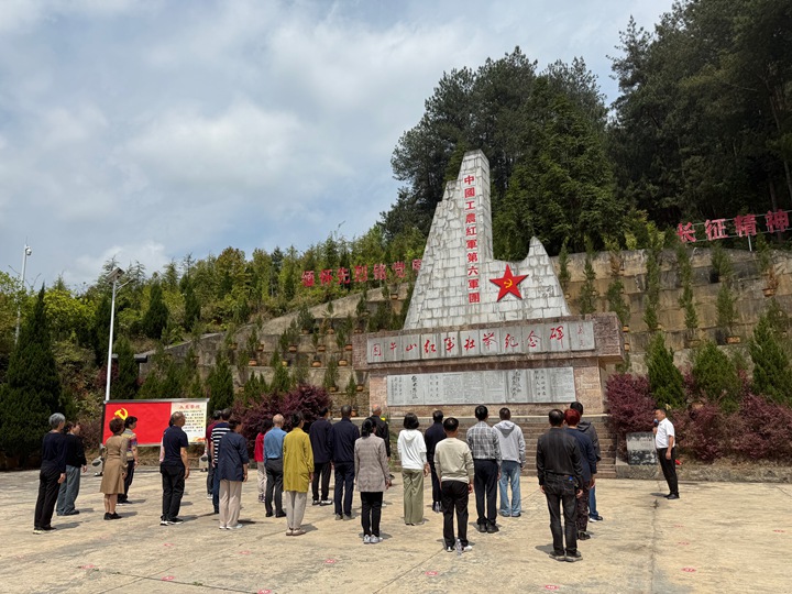 石阡縣委黨校老師、縣級紅色文化講解員周其兵為前來瞻仰的團體解說。