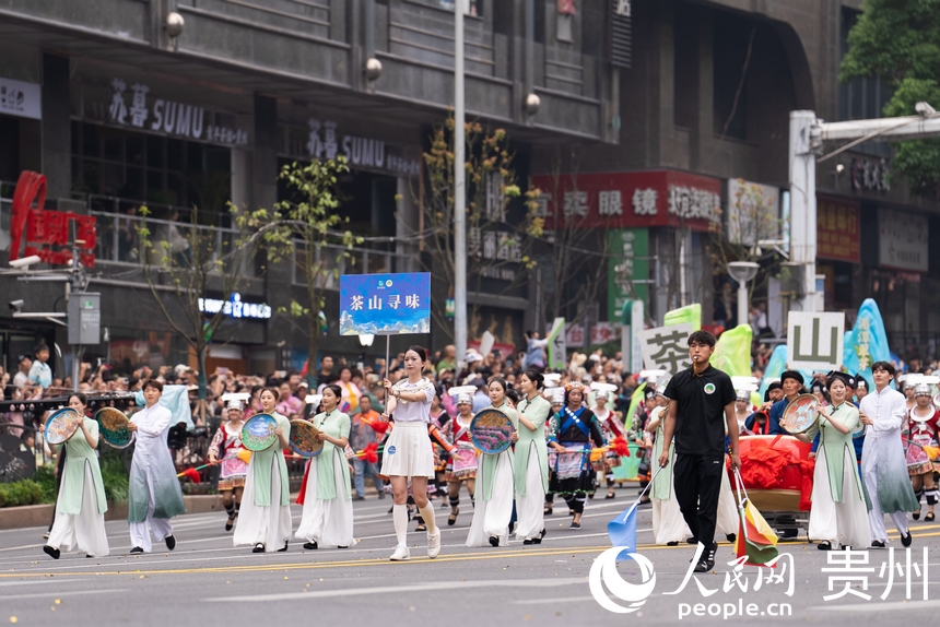 2025年貴州民族團結大巡游現場。人民網記者 涂敏攝