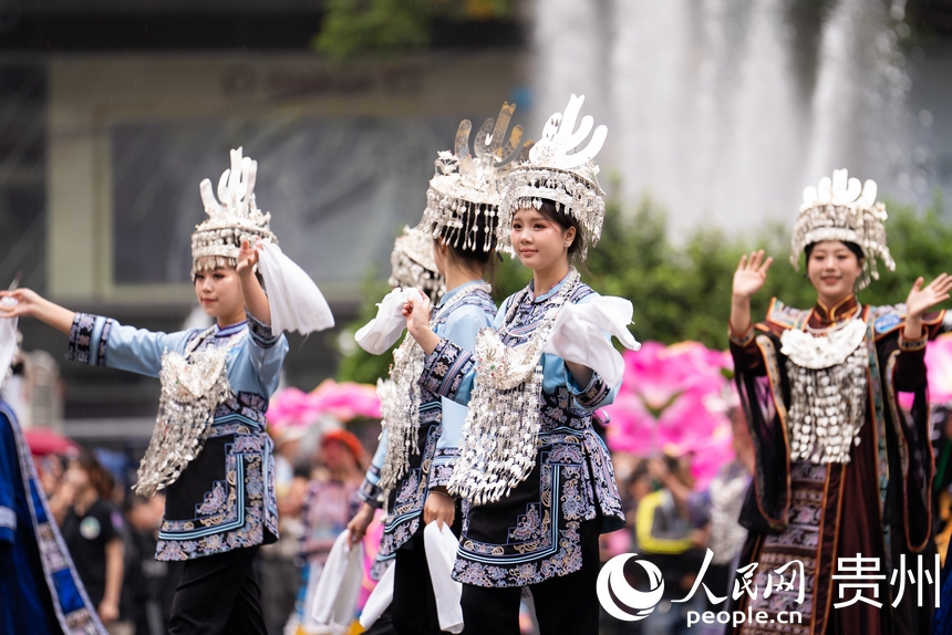 2025年貴州民族團結大巡游現場少數民族文化展示。人民網記者 涂敏攝