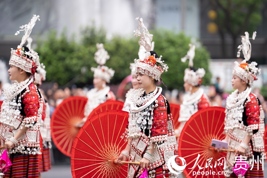 2025年貴州民族團結大巡游現場少數民族文化展示。人民網記者 涂敏攝