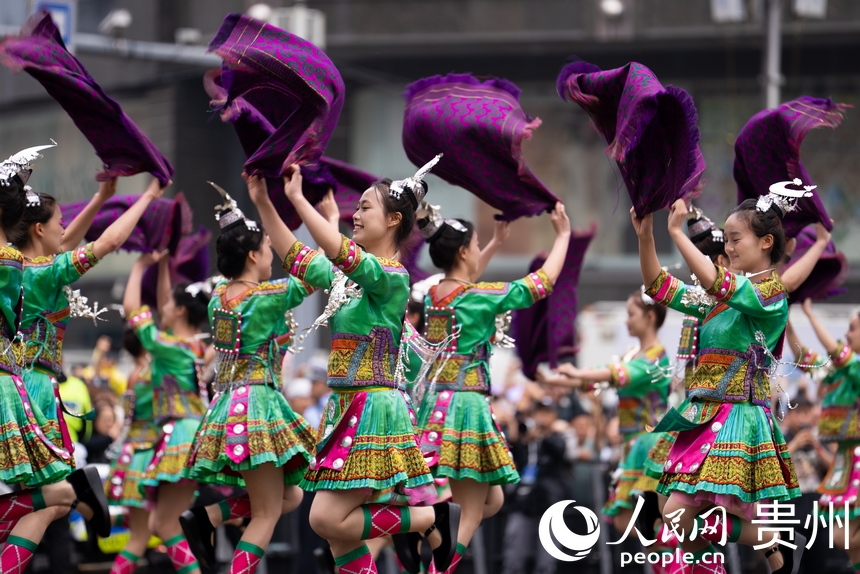 2025年貴州民族團結大巡游現場少數民族文化展示。人民網記者 涂敏攝