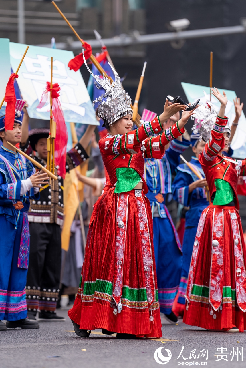 2025年貴州民族團結大巡游現場少數民族文化展示。人民網記者 涂敏攝