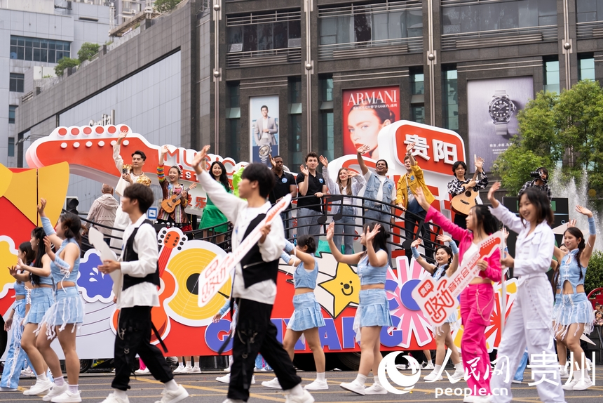 2025年貴州民族團結大巡游現場。人民網記者 涂敏攝