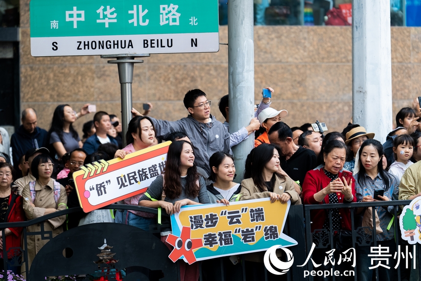 市民游客在現場觀看巡游。人民網記者 涂敏攝