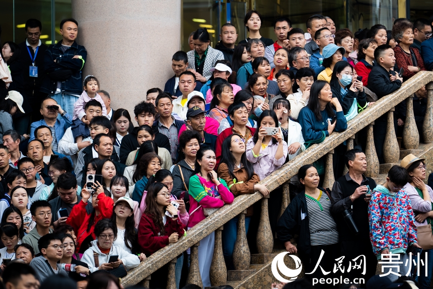 市民游客在現場觀看巡游。人民網記者 涂敏攝