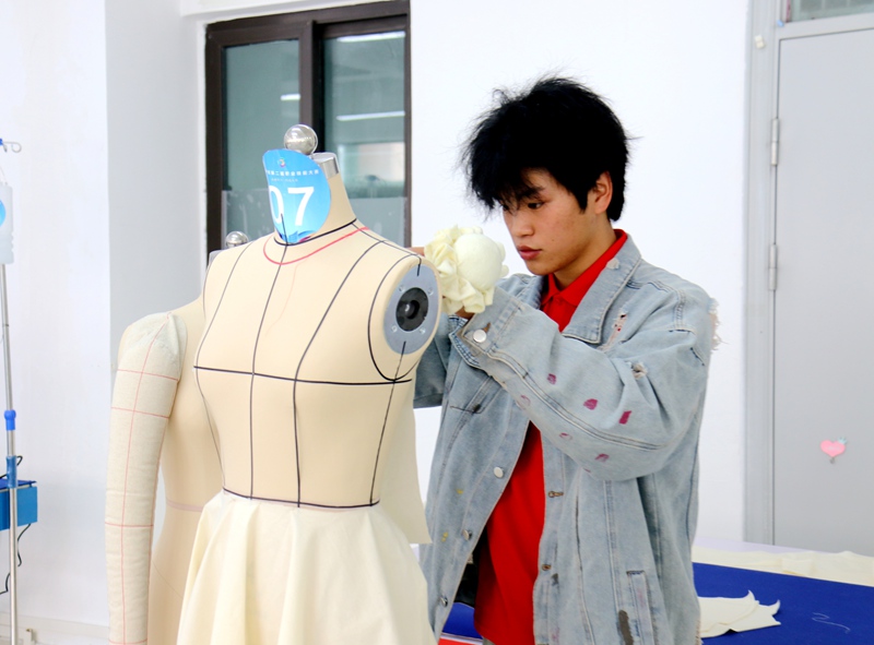 陳理參加時裝技術賽項比賽現場。王星攝