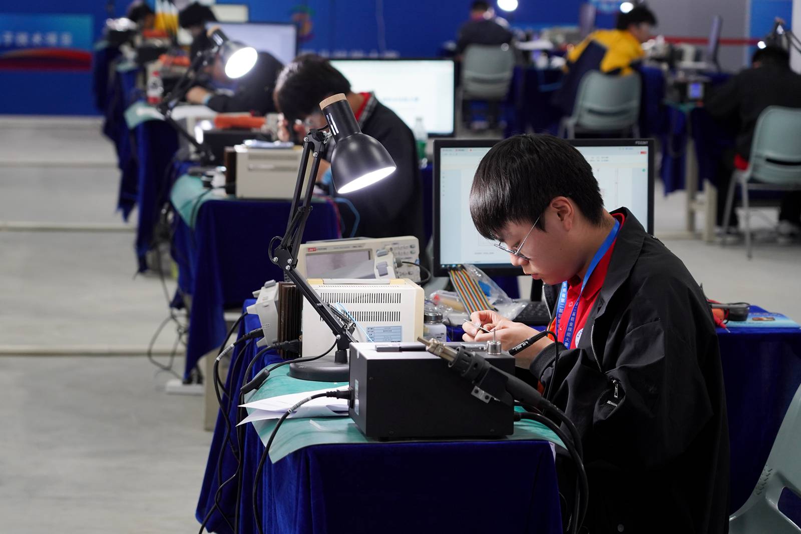 選手在電子技術賽項中比賽。高琦攝