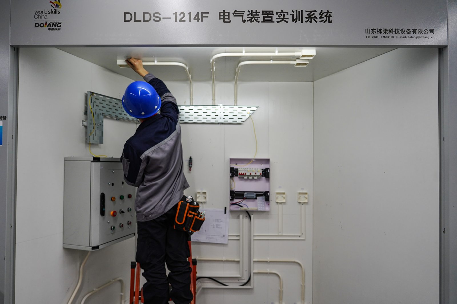 選手在電氣裝置賽項中比賽。高琦攝