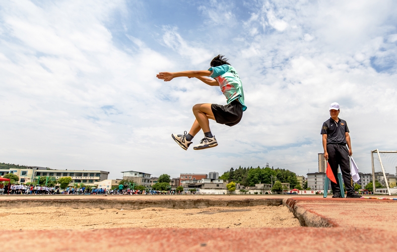 運動員在進行男子跳遠比賽。