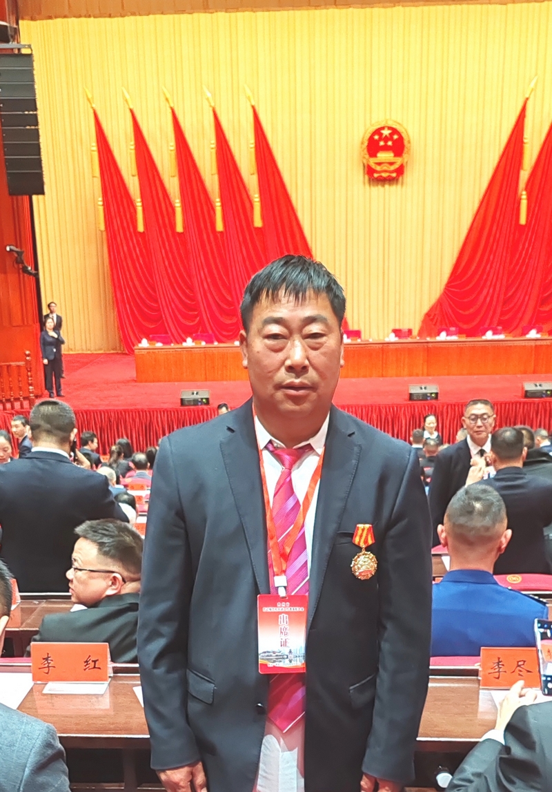 管彥坤在全省勞動模范和先進工作者表彰大會現場留影。