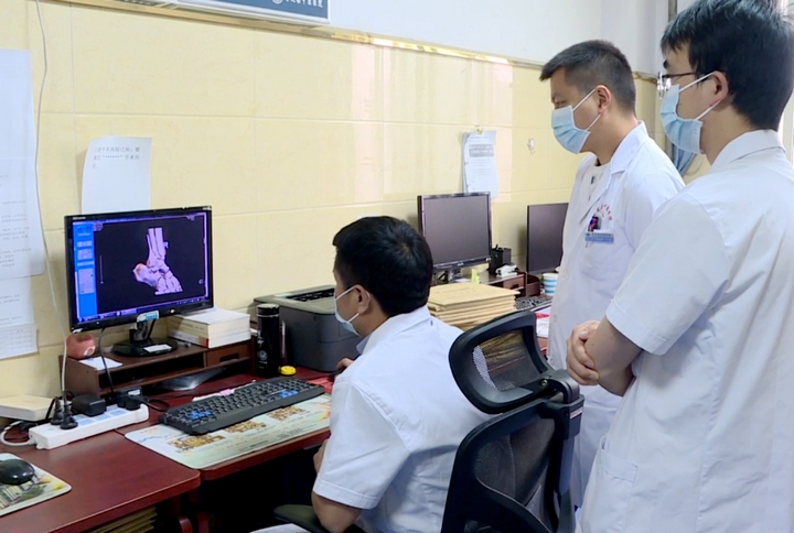 2 圖為宋尚明向年輕醫生傳授自己所學習的知識和經驗。.jpg