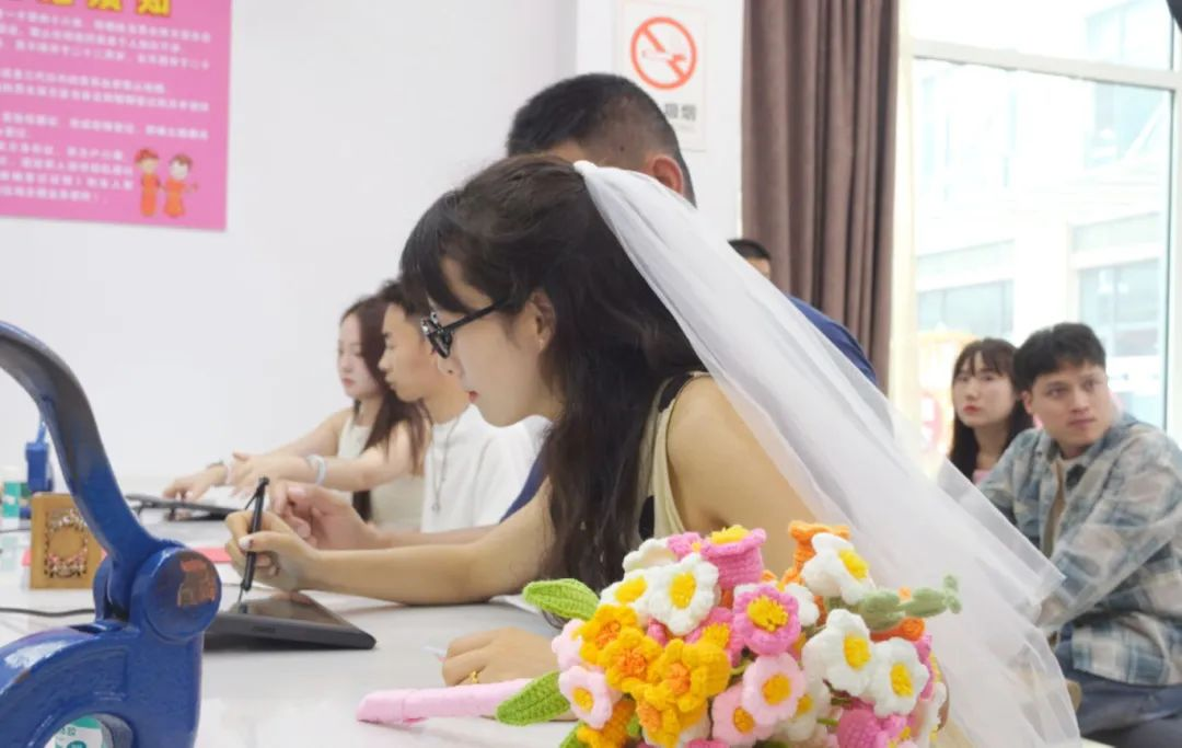 新人甜蜜“領證” 。