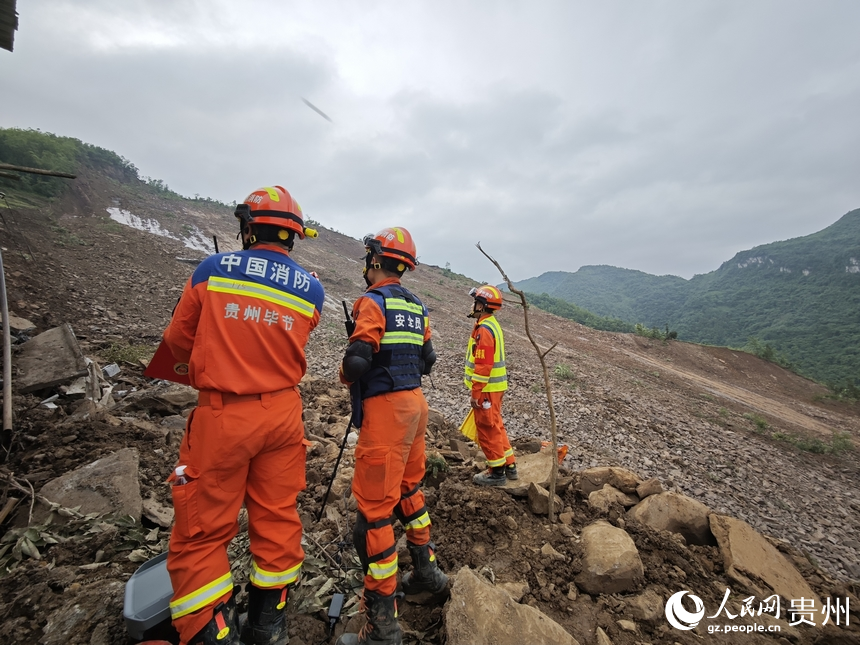 5月23日拍攝的大方縣果瓦鄉慶陽村山體滑坡現場。人民網 龍章榆攝