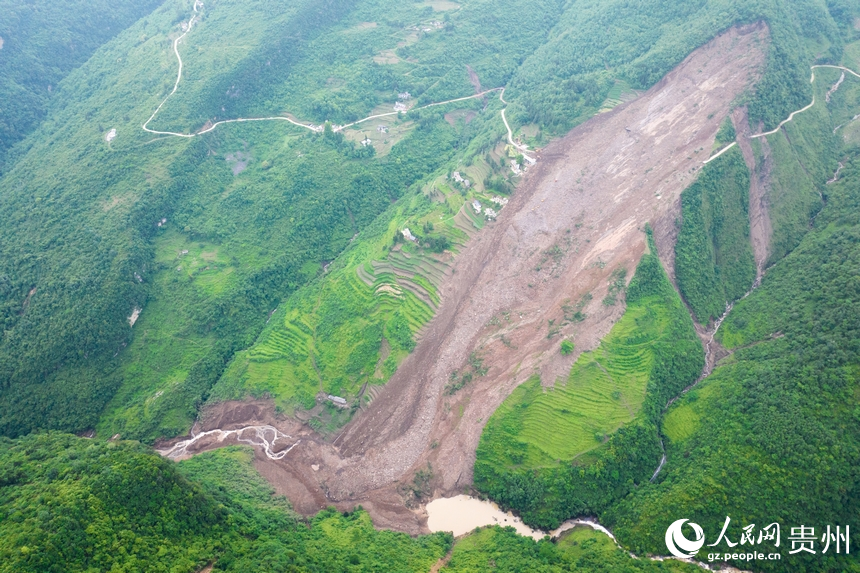 5月23日拍攝的大方縣果瓦鄉慶陽村山體滑坡現場。人民網 涂敏攝